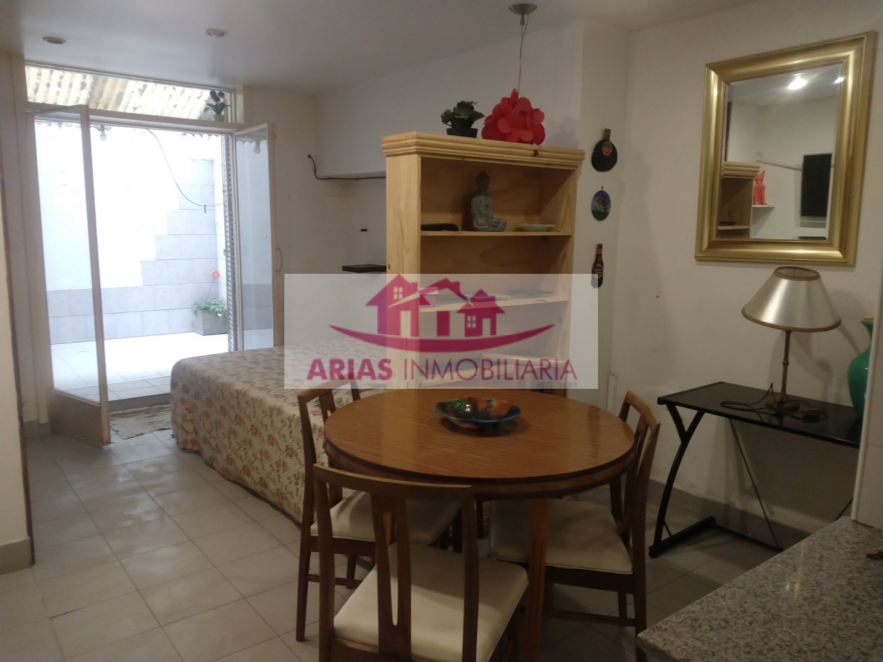 VENTA DEPARTAMENTO AMBIENTE CON PATIO. A METROS DEL MAR . ZONA CENTRO 
