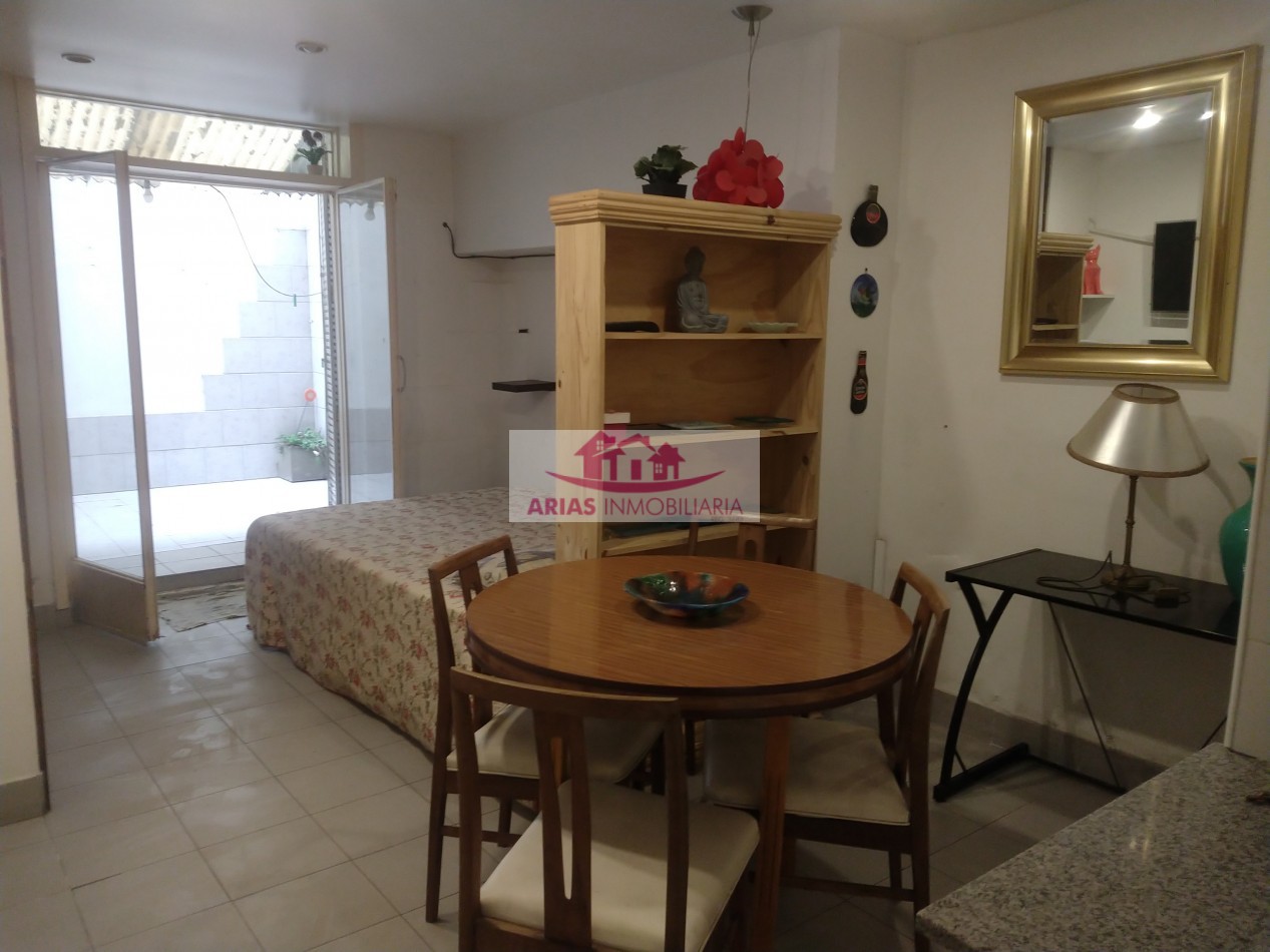 VENTA DEPARTAMENTO AMBIENTE CON PATIO. A METROS DEL MAR . ZONA CENTRO 